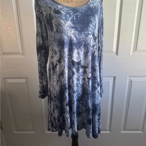 EUC Tunic/Dress in Navy & White Tie Dyed print! Beautiful Spring piece!